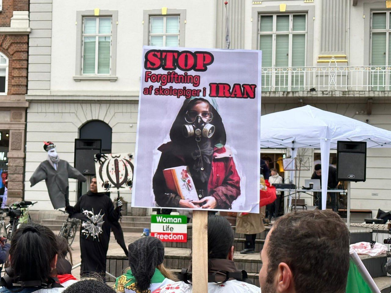 احتجاجات وسلاسل بشرية في 70 مدينة حول العالم.. تنديدًا بالهجمات الكيماوية على مدارس إيران 