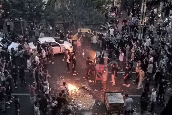 الانتفاضة في إيران تشتعل بالمظاهرات والإضرابات والعصيان المدني