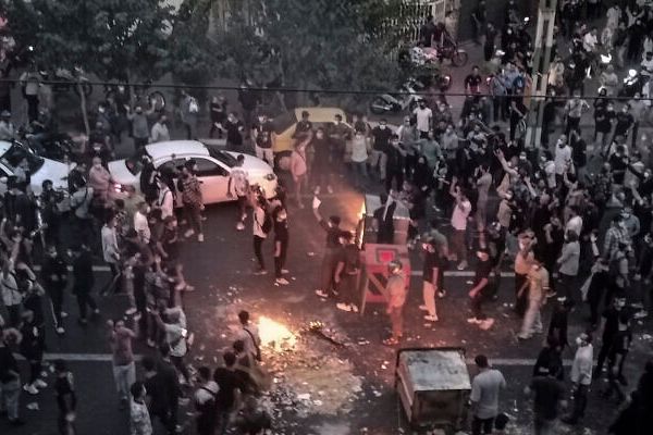 الانتفاضة في إيران تشتعل بالمظاهرات والإضرابات والعصيان المدني