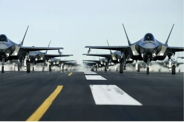 اف-۲۲ها در آسمان و تاماهاوکها در دریا؛ آمریکا چگونه میتواند حمله به ایران را آغاز کند؟