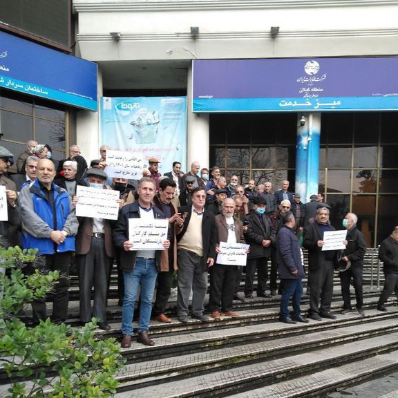 تجمع بازنشستگان شرکت مخابرات در ایران در اعتراض به ناتوانی حکومت در پرداخت مطالبات معیشتی