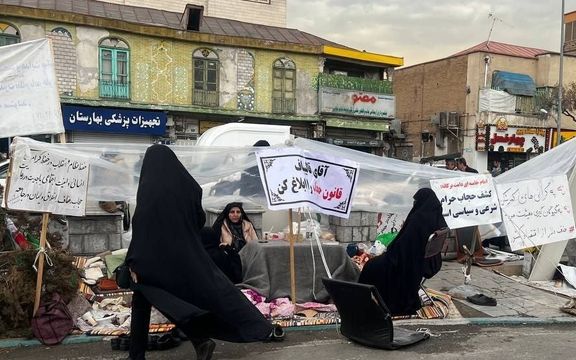 تعدادی از حامیان حکومت در اعتراض به اجرا نشدن قانون حجاب اجباری تجمع کردند