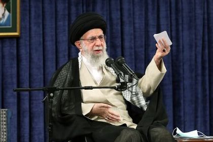 عضو دفتر رهبر جمهوری اسلامی: خامنهای شخصا تصمیم میگیرد، چیزی به او تحمیل نشده است