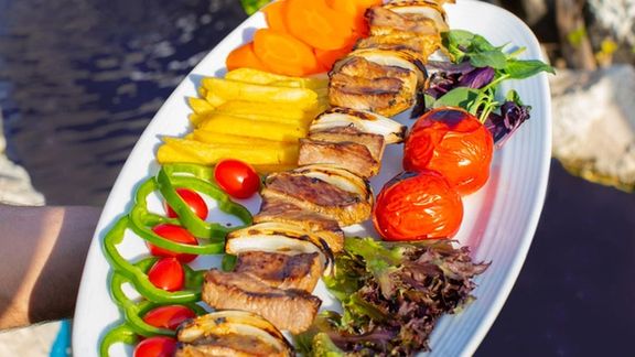 فردی که برای تولدش ۸ گوسفند دزدید، در حال خوردن کباب بره با مهمانانش دستگیر شد