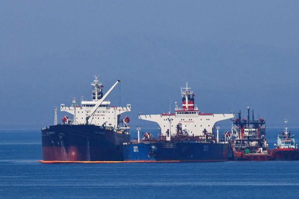 بدء نقل النفط الإيراني المحتجز في اليونان إلى ناقلة تحمل العلم الإيراني
