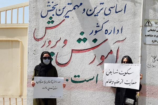 تجمعات احتجاجية للمعلمين في عدة مدن إيرانية.. والأمن يفرقهم بالقوة ويعتقل عددا منهم