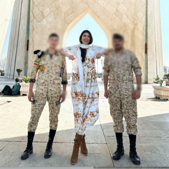 صورة سائحة بدون حجاب بين جنديين تثير الجدل في إيران