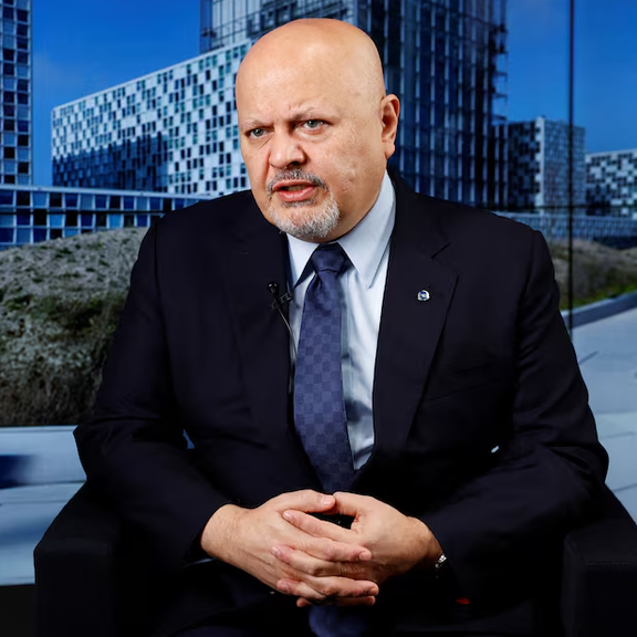 کریم خان، دادستان دادگاه لاهه، تا زمان تکمیل تحقیقات در پرونده تعرض جنسی به مرخصی رفت