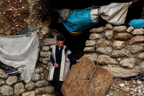 أكثر من 25 مليون إيراني تحت خط الفقر.. وعائلات ما زالت تعيش في كهوف