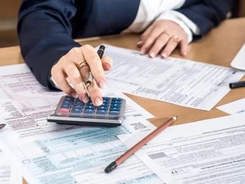 بـ"ضرائب مضنية" في 2024 .. الحكومة الإيرانية تحاول تعويض عجز الموازنة على حساب الشعب