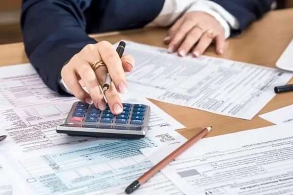 بـ"ضرائب مضنية" في 2024 .. الحكومة الإيرانية تحاول تعويض عجز الموازنة على حساب الشعب