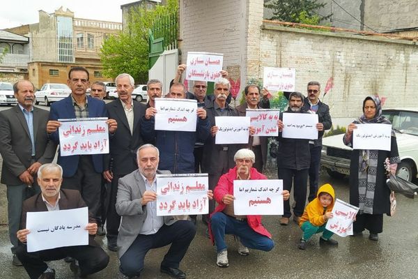 أحكام بالطرد والتقاعد الإجباري والنفي بحق 14 معلماً في كردستان إيران