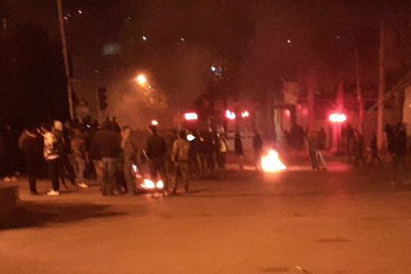مظاهرات في شوارع سميرم وكامياران وهتافات ليلية في طهران ضد خامنئي