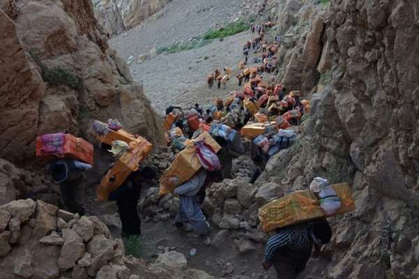 روزنامه اعتماد: فقر و بیکاری در مناطق مرزی، هزاران نفر را به کولبری کشانده است