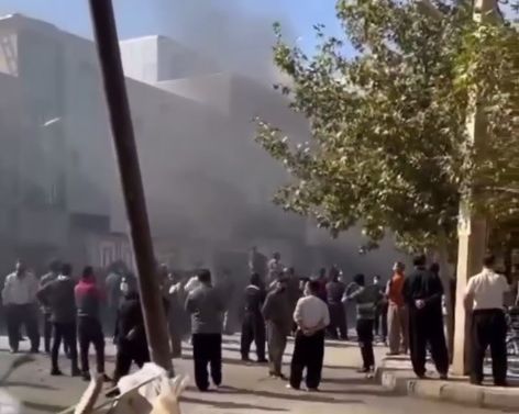 مردم مریوان در اعتراض به کشته شدن نسرین قادری بر اثر ضربات باتوم اعتصاب و تجمع کردند