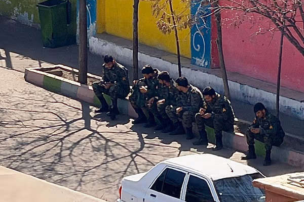 استفاده نیروهای نظامی از مدارس و اماکن عمومی برای فرار از حمله