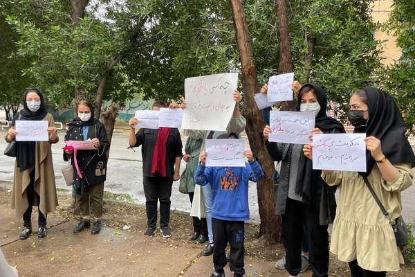 تجمع أمام مديرية التعليم في خوزستان للاحتجاج على تسمم الطالبات في إيران