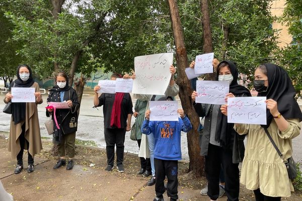 تجمع أمام مديرية التعليم في خوزستان للاحتجاج على تسمم الطالبات في إيران