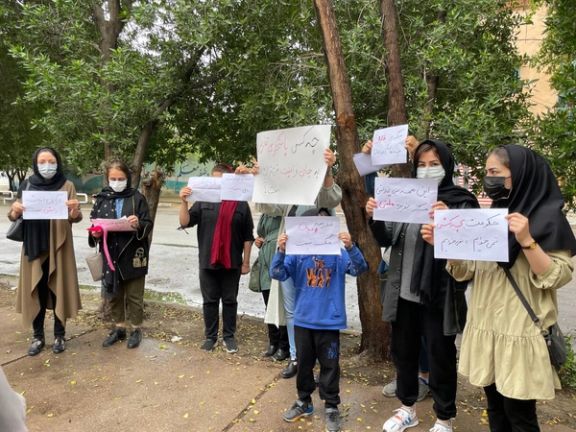 تجمع أمام مديرية التعليم في خوزستان للاحتجاج على تسمم الطالبات في إيران