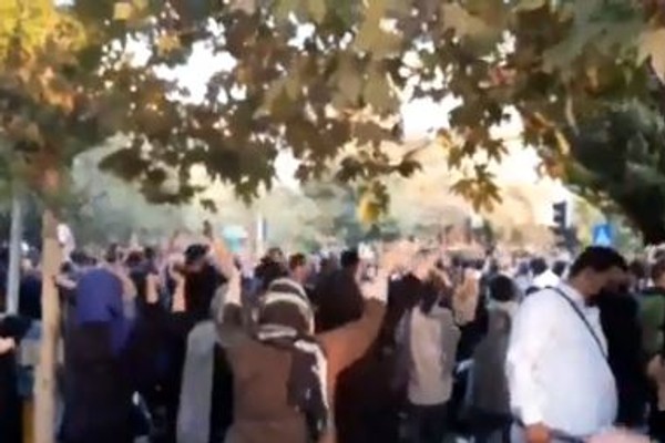 رغم الانقطاع الواسع للإنترنت.. استمرار الاحتجاجات المناهضة للنظام الإيراني
