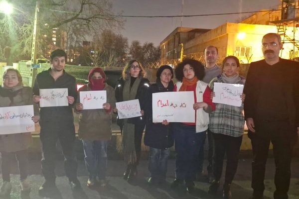 للمرة الثانية.. نشطاء إيرانيون يتجمعون أمام سجن إيفين احتجاجًا على عمليات الإعدام