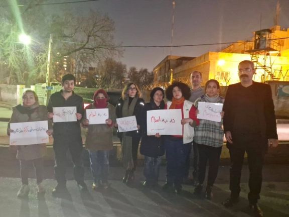 فعالان مدنی برای دومین بار در اعتراض به اعدامها مقابل زندان اوین تجمع کردند