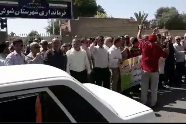 تزامنا مع الذكرى الأولى لرئاسة رئيسي.. المتقاعدون الإيرانيون يتظاهرون في الشوارع