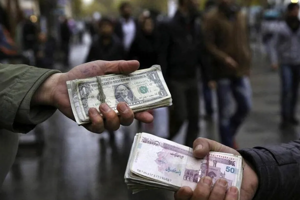 Dollar hits record 1,084,000 rials in Iran ahead of snapback deadline