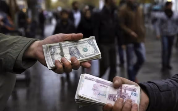 Dollar hits record 1,084,000 rials in Iran ahead of snapback deadline