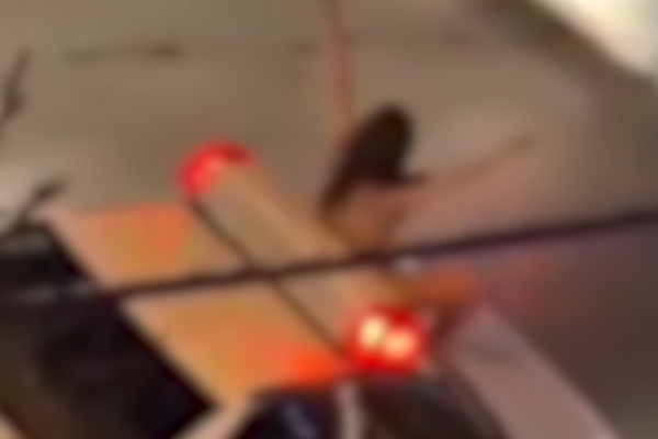 في تحدٍّ علني صارخ لقوانين الحجاب بالبلاد..امرأة تقف عارية فوق مركبة تابعة للشرطة في إيران