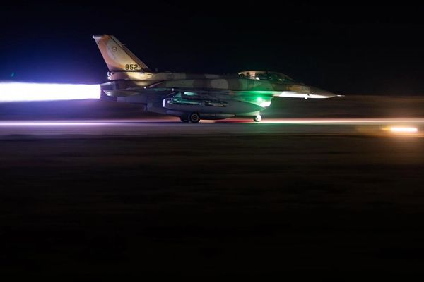 وسائل إعلام إسرائيلية تنشر تفاصيل الهجوم الواسع على إيران والدور المحوري للموساد