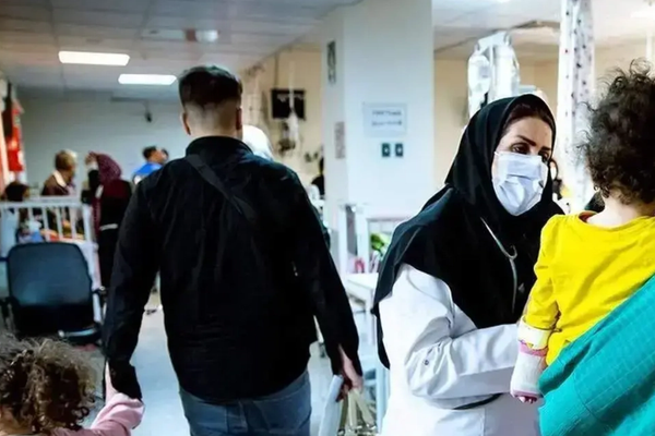 الأطفال وكبار السن في مرمى الخطر.. "الإنفلونزا" تجتاح إيران وتلوث الهواء يفاقم الأزمة