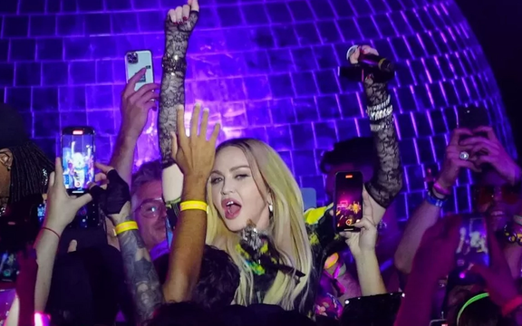 مدونا به دلیل بیماری عفونی در بخش مراقبتهای ویژه بستری است، اما حالش رو به بهبود است