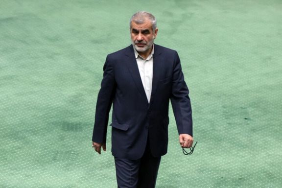 علی نیکزاد، از چهرههای جریان پایداری رئیس ستاد ابراهیم رئیسی در انتخابات ۱۴۰۰ بود. او انتظار داشت پست معاون اولی را دریافت کند. پس از آنکه رئیسی محمد مخبر را به سمت معاون اولی منصوب کرد، نیکزاد بدون پذیرش پیشنهاد وزارت در دولت سیزدهم، به مجلس بازگشت