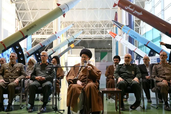 المرشد الإيراني: المسؤولون يجب أن يحددوا كيفية الرد على الهجوم الإسرائيلي