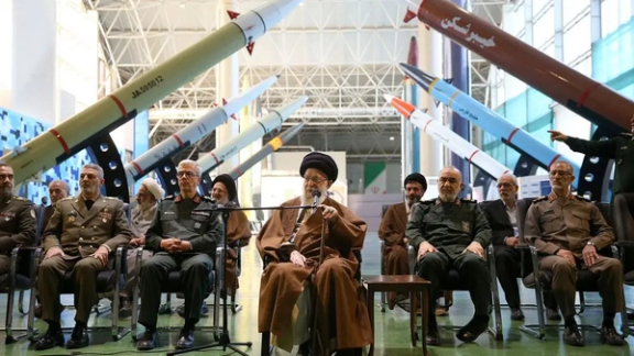 المرشد الإيراني: المسؤولون يجب أن يحددوا كيفية الرد على الهجوم الإسرائيلي