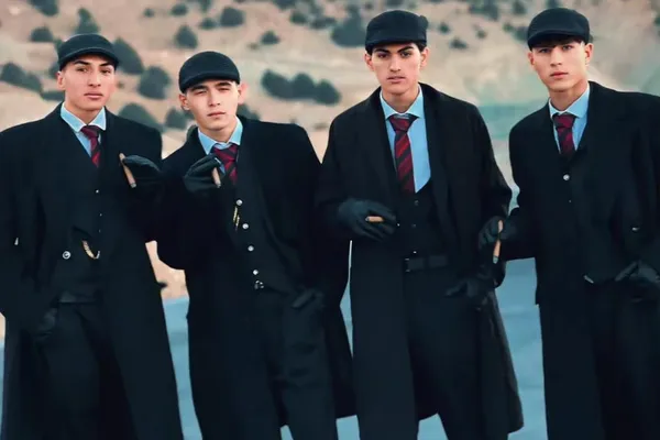 طالبان چهار جوان را بهدلیل تقلید از پوشش بازیگر یک سریال انگلیسی بازداشت کرد