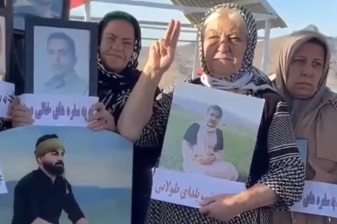 خانوادههای دادخواه در شب یلدا به مزار کشتهشدگان اعتراضات رفتند