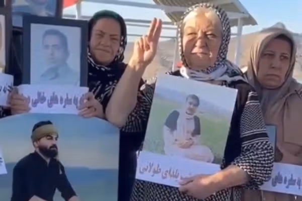 خانوادههای دادخواه در شب یلدا به مزار کشتهشدگان اعتراضات رفتند