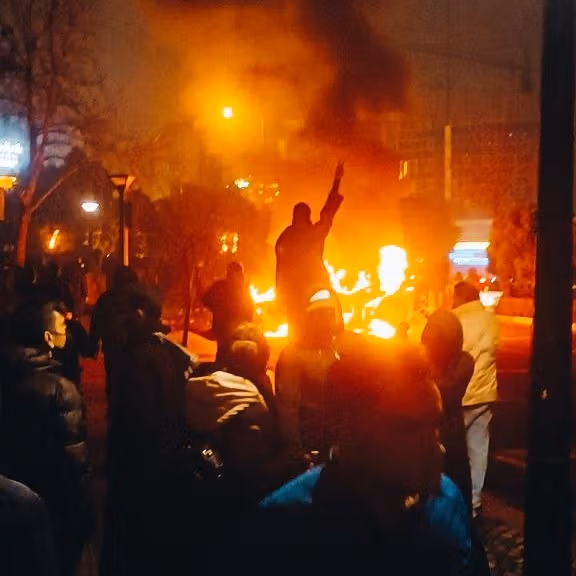 تاکید صدها فعال مدنی و سیاسی بر لزوم تغییر ساختار قدرت در ایران و انتقال قدرت به مردم