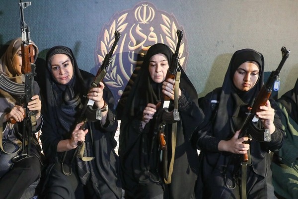 به برخی حامیان حکومت اجازه دادهاند اسلحهها را با خود به خانه ببرند