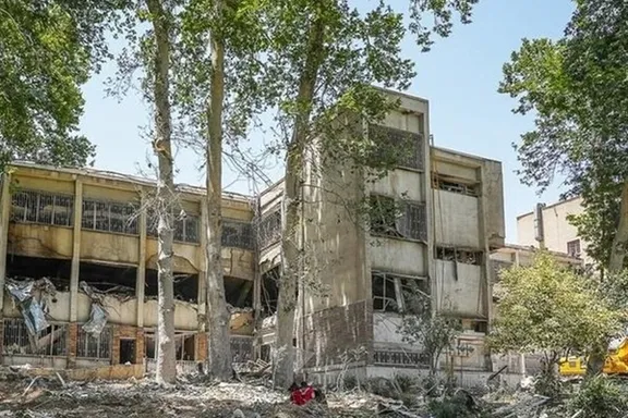 بیش از ۱۲۰۰ نفر فراخوان فرهنگیان برای حمایت از زندانیان سیاسی را امضا کردند