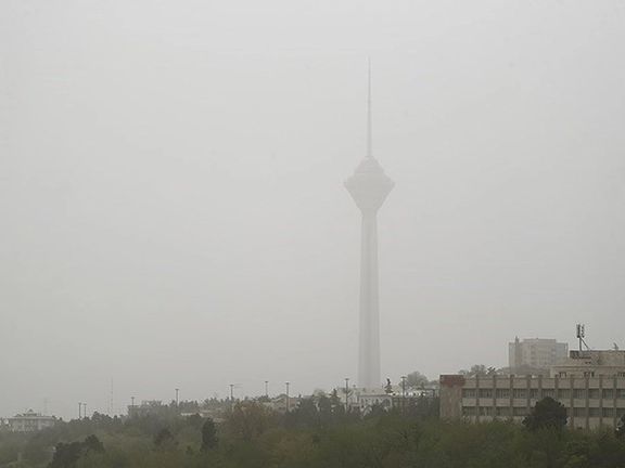 گرد و غبار در ایران؛ تعطیلی خوزستان و مدارس چند استان دیگر، اعتراضها به تعطیل نشدن تهران