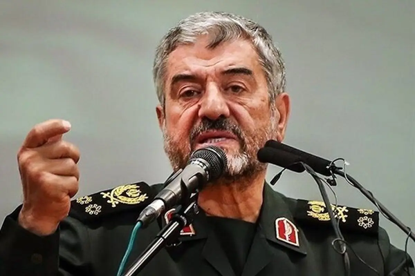 الصراع يتصاعد..مستشار روحاني يهدد القائد الأسبق للحرس الثوري الإيراني بفتح "صندوق باندورا"