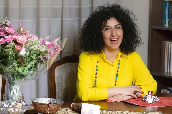 عشية حفل جائزة نوبل.. الحقوقية الإيرانية نرجس محمدي تعلن إضرابها عن الطعام من السجن