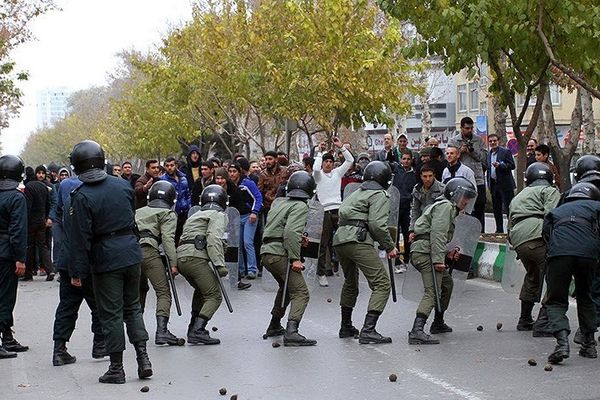 مناورات واسعة للحرس الثوري الإيراني والباسيج وسط احتجاجات شعبية