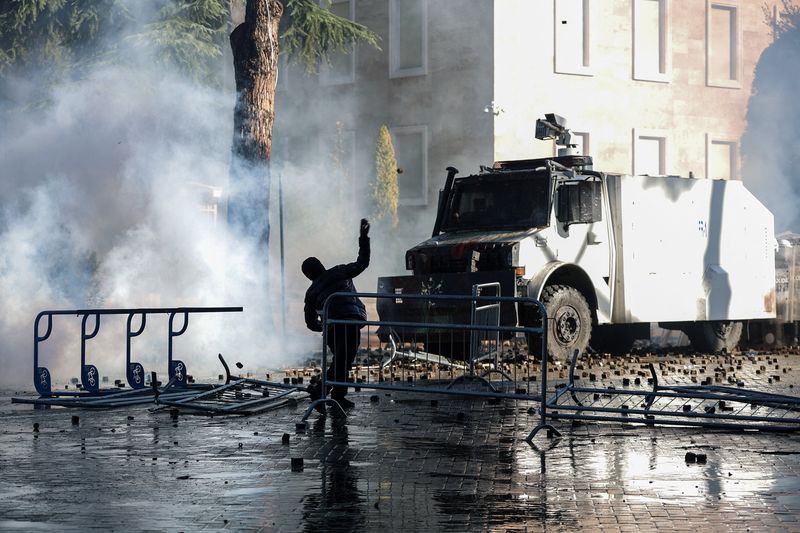 پلیس آلبانی به سوی معترضان شلیک کرد؛ درگیری‌ها در بروکسل هم بالا گرفت