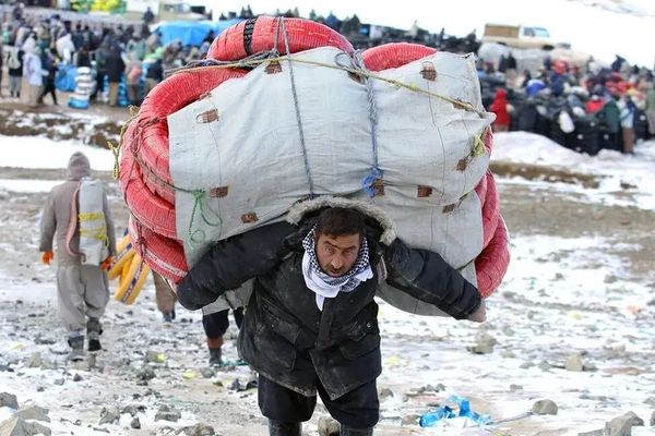 تقرير حقوقي: مقتل وإصابة مئات «العتالين» بيد القوات المسلحة الإيرانية خلال العام 2023