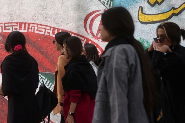 صحيفة الحكومة الإيرانية: الاستفتاء على "حقوق المرأة والقضايا الأمنية" سيؤدي لنتائج "خطيرة"