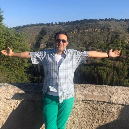 في إطار تصعيده ضد النشطاء.. النظام الإيراني يعتقل مذيعا بسبب "نشاط" شقيقته في الخارج